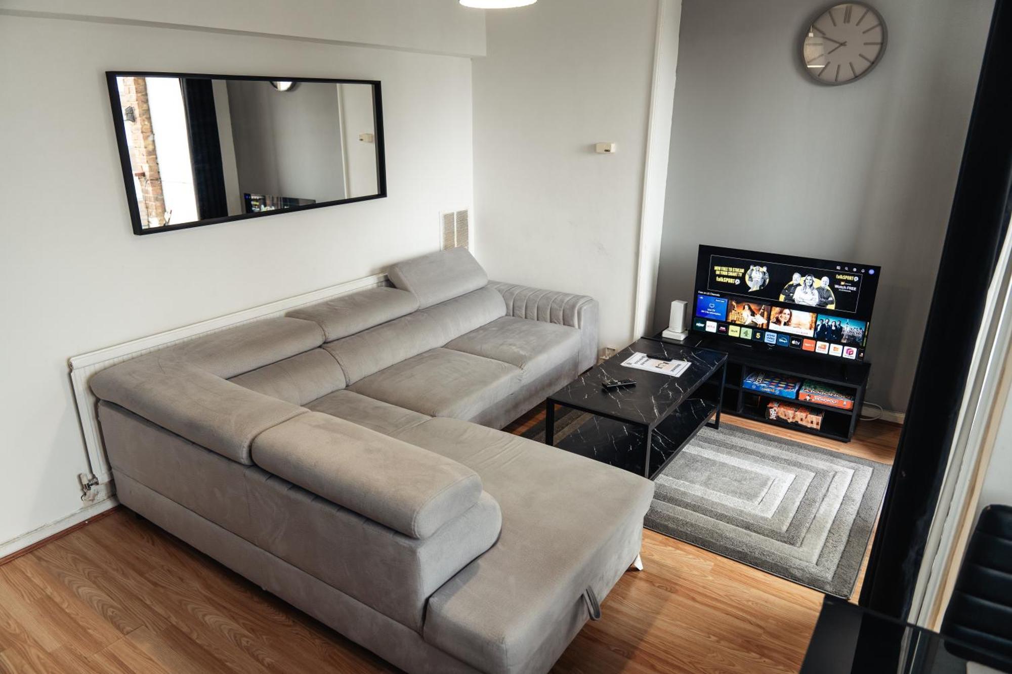 Апартаменты Shard View 2 Bed Entire Flat Лондон Экстерьер фото