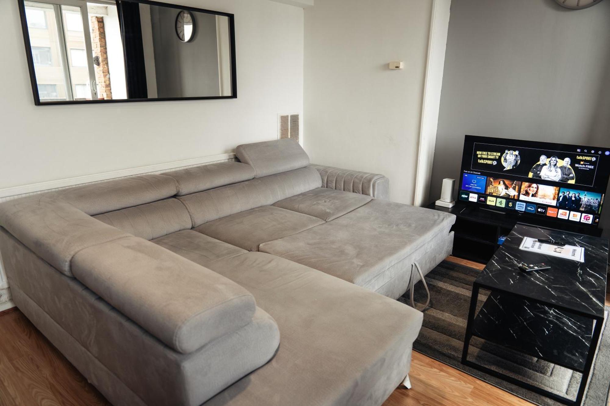 Апартаменты Shard View 2 Bed Entire Flat Лондон Экстерьер фото